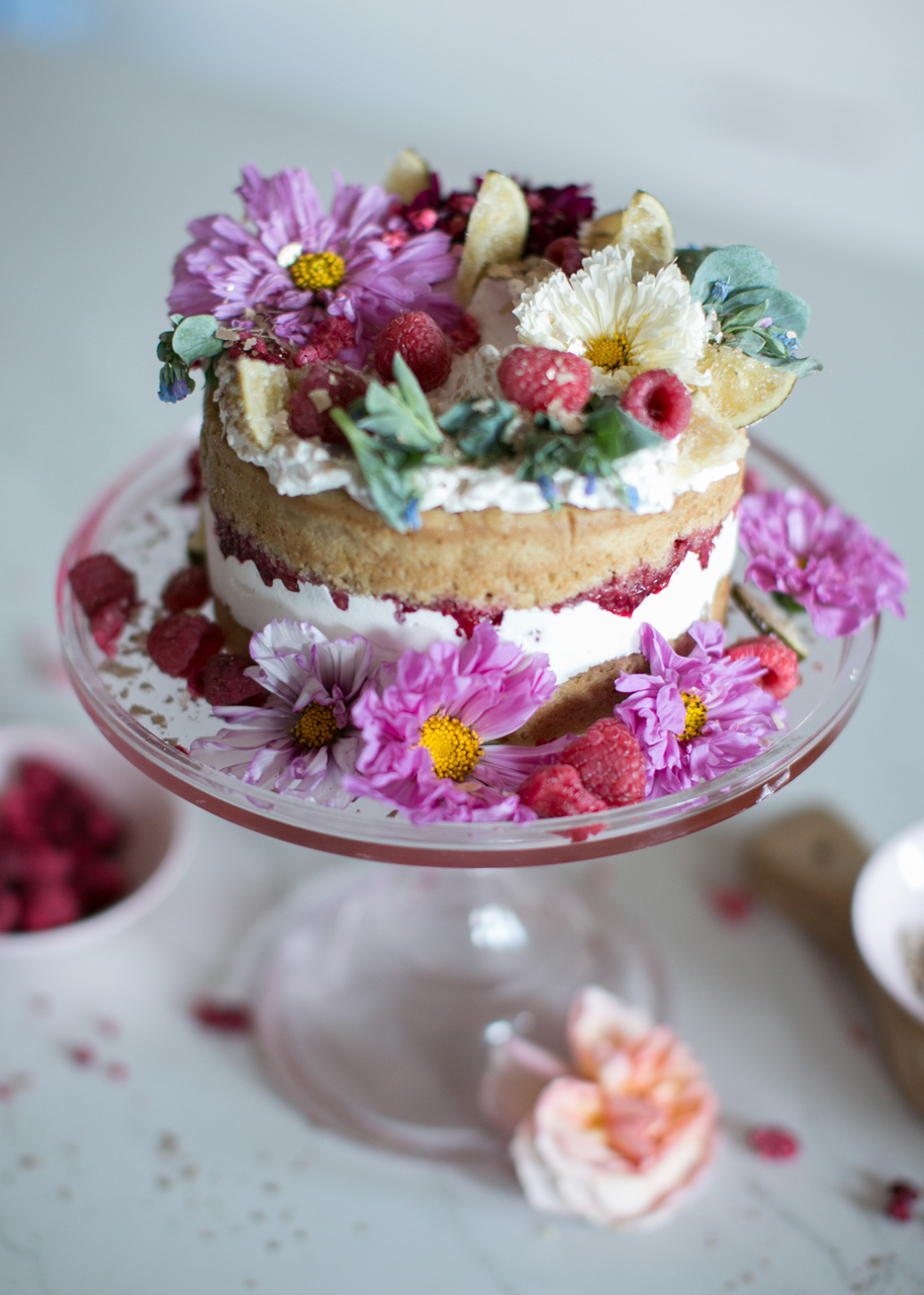 image de un bolo com flores, coloridos em tons de roxo e verde