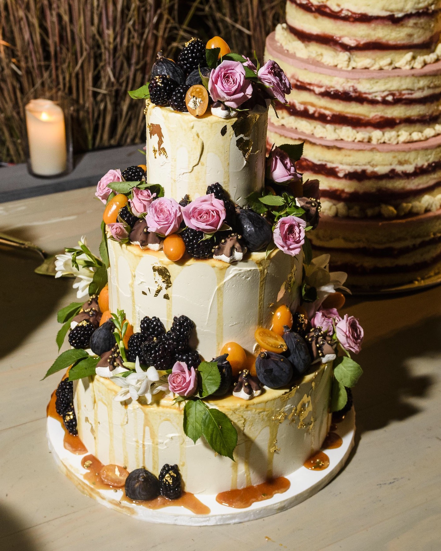 image de un bolo de tres andares com frutas e flores tema tropical